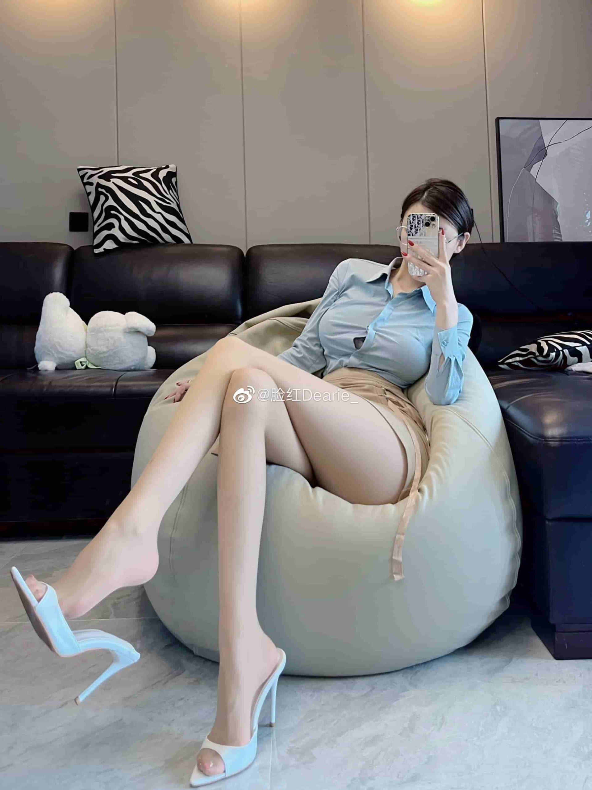 健身博主脸红Dearie微密圈高铁之旅作品，火车卧铺和路虎风采出名