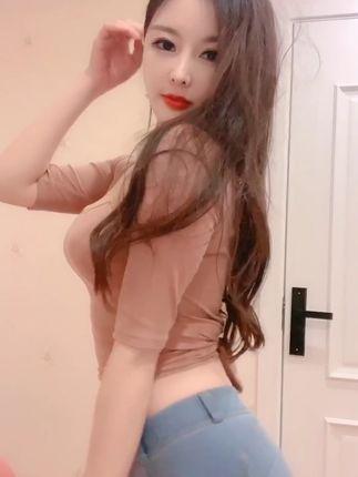 Weme中的夏天的小雪，她的独特气质与风格解析