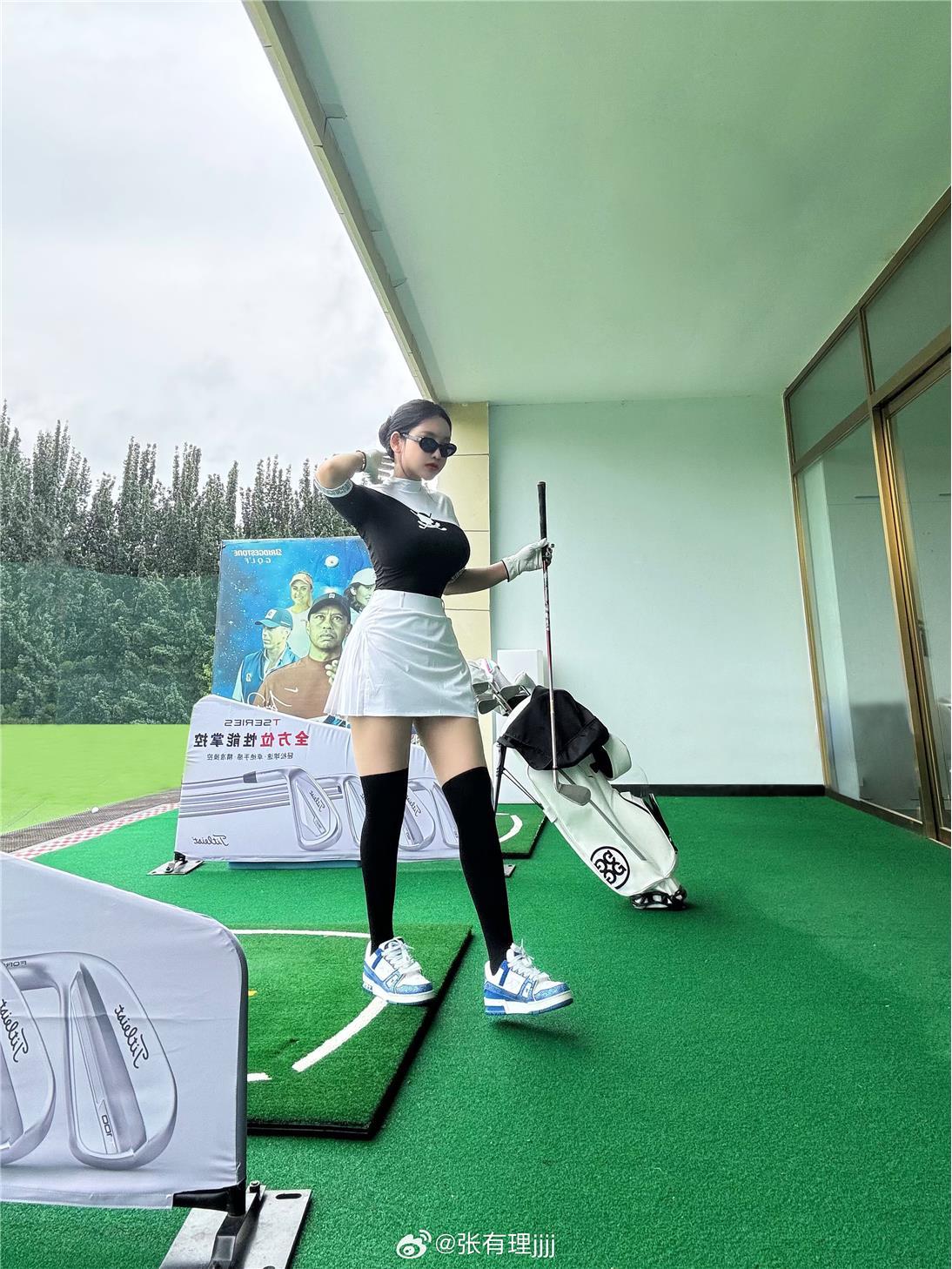 张鑫Amy私密写真她的黑色蕾丝装性感十足,独家图集视频双重呈现 张鑫Amy私密写真她的黑色蕾丝装性感十足,独家图集视频双重呈现