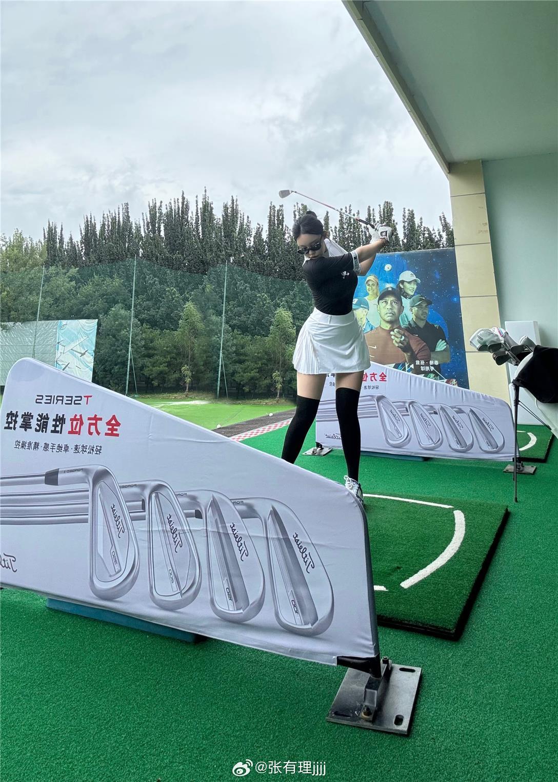 张鑫Amy私密写真她的黑色蕾丝装性感十足,独家图集视频双重呈现 张鑫Amy私密写真她的黑色蕾丝装性感十足,独家图集视频双重呈现