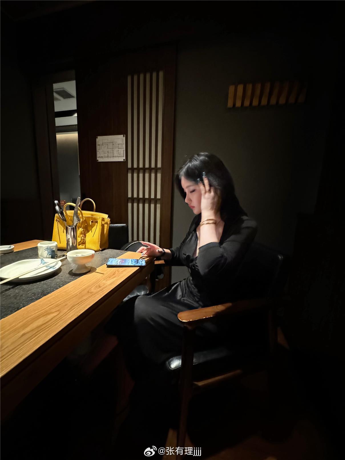 张鑫Amy私密写真她的黑色蕾丝装性感十足,独家图集视频双重呈现 张鑫Amy私密写真她的黑色蕾丝装性感十足,独家图集视频双重呈现