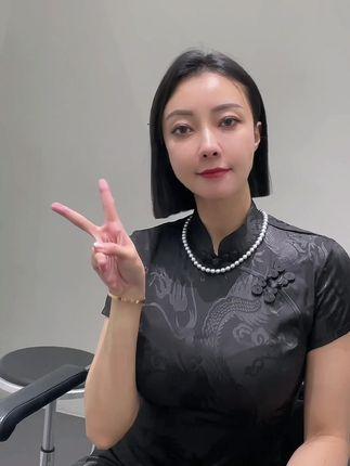 果儿Victoria化身女教师,仿佛真的置身于教室之中 果儿Victoria化身女教师,仿佛真的置身于教室之中