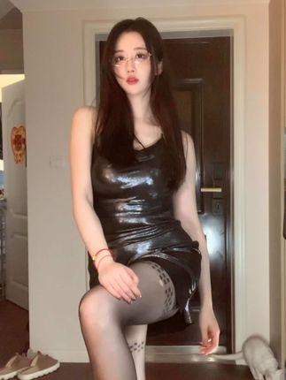 轩子巨2兔大晒私密照,腿边黑色一团引发热议 轩子巨2兔大晒私密照,腿边黑色一团引发热议