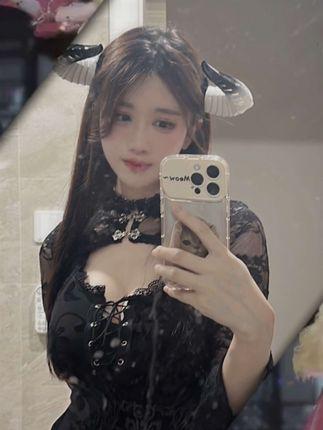 轩子巨2兔大晒私密照,腿边黑色一团引发热议 轩子巨2兔大晒私密照,腿边黑色一团引发热议