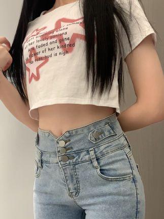 抖音网红林扣弦微密圈作品引领时尚潮流，全新吊带装扮热议