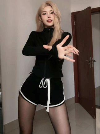 抖音小哭包不哭微密圈作品资源，独特创意和出色颜值的时尚潮流