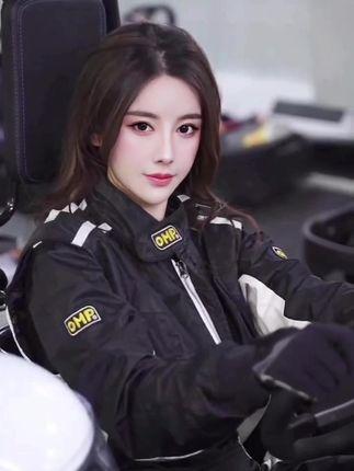 猪小七遮副乳吊带泳衣时尚解析,猪小七的夏日性感穿搭 猪小七遮副乳吊带泳衣时尚解析,猪小七的夏日性感穿搭