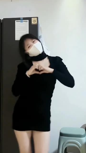 抖音美女晴天小猪本猪微密圈，独特穿搭与文案的完美结合