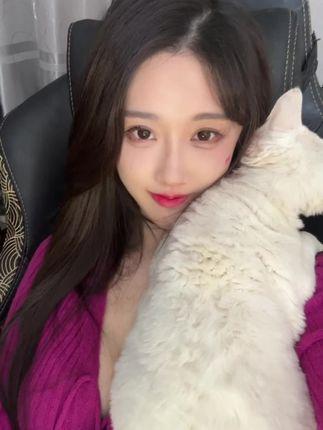 轩子巨2兔大晒私密照,网友询问腿边黑色的一团是什么? 轩子巨2兔大晒私密照,网友询问腿边黑色的一团是什么?