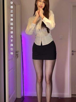 轩子巨2兔大晒私密照,网友询问腿边黑色的一团是什么? 轩子巨2兔大晒私密照,网友询问腿边黑色的一团是什么?