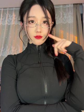 轩子巨2兔大晒私密照,网友询问腿边黑色的一团是什么? 轩子巨2兔大晒私密照,网友询问腿边黑色的一团是什么?