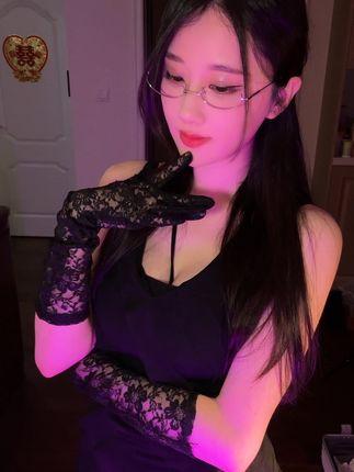 轩子巨2兔大晒私密照,腿边黑色一团引发热议 轩子巨2兔大晒私密照,腿边黑色一团引发热议