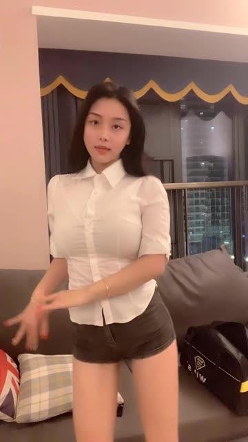 探索奶雯微密圈的时尚穿搭，发现生活的精粹分享