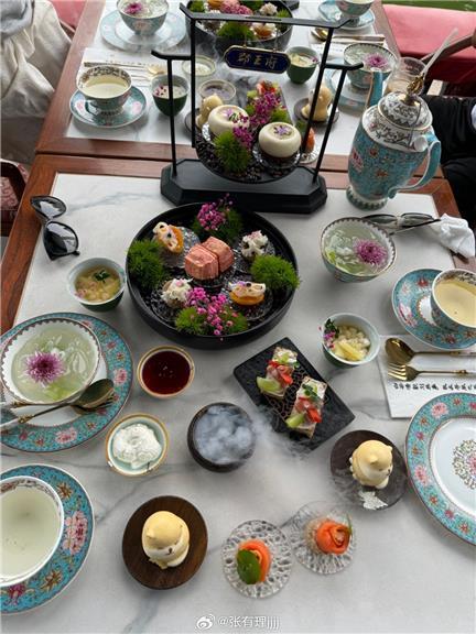 [微密圈]张鑫baby心动学姐系列，写真视频尽显青春活力