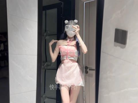 神赐乔乔微密圈作品中的蓝白长裙和红上衣