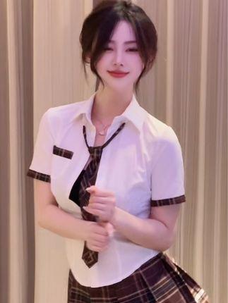 微博奶团奶团微密圈作品颜值身材完美结合，抖音保护小团引发追捧狂潮