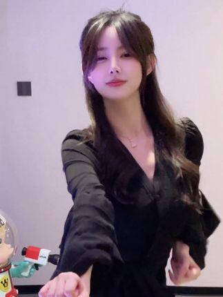 微博奶团奶团微密圈作品颜值身材完美结合，抖音保护小团引发追捧狂潮