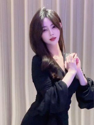 微博奶团奶团微密圈作品颜值身材完美结合，抖音保护小团引发追捧狂潮