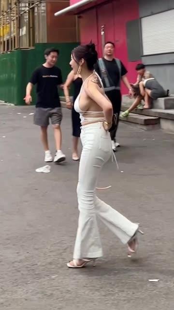 小艾根本吃不饱微密圈性感妩媚网红，揭开她的独特魅力