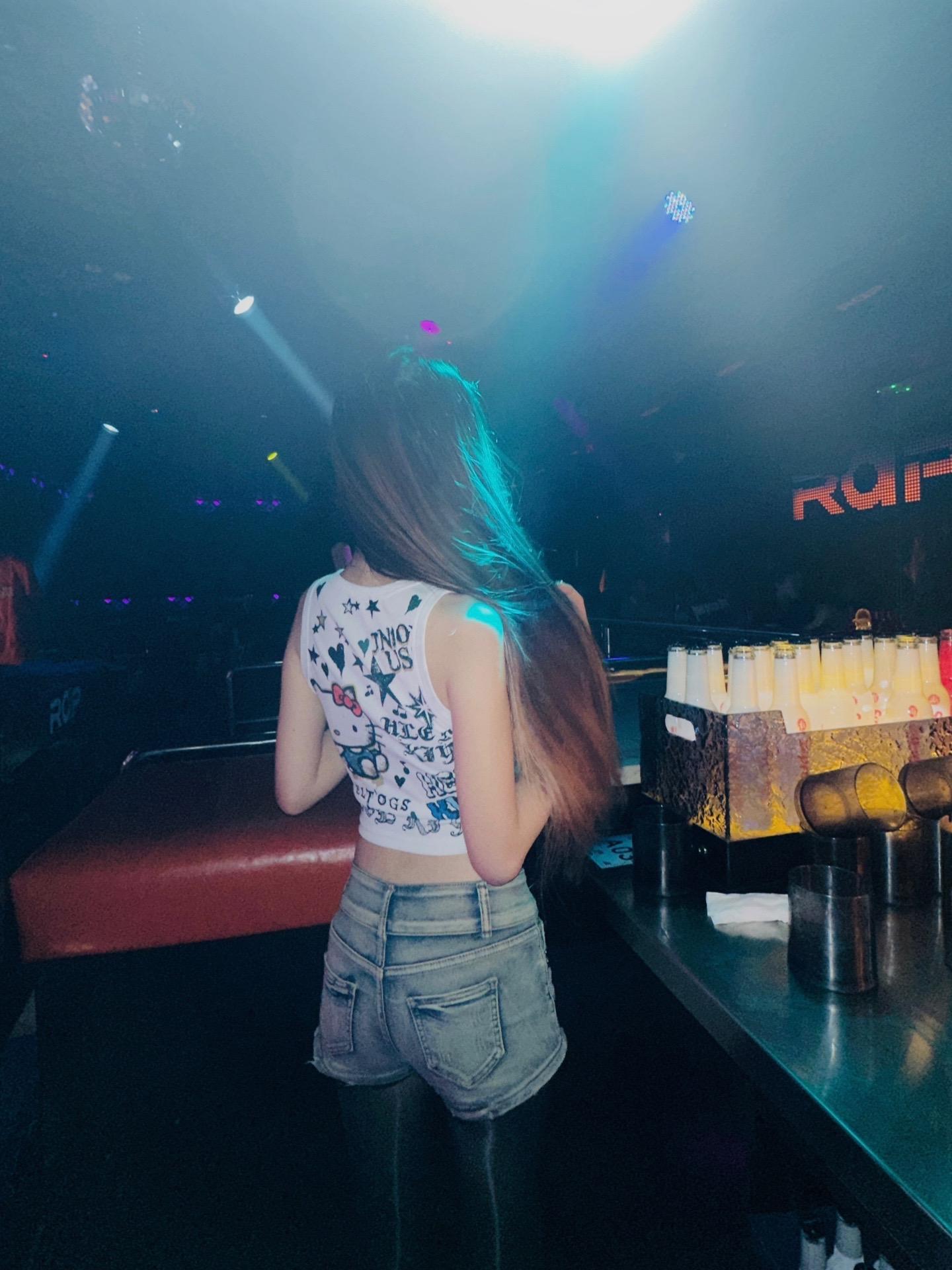 可爱嘉的秘密weme微密圈照片赏析，书香与时尚的完美融合