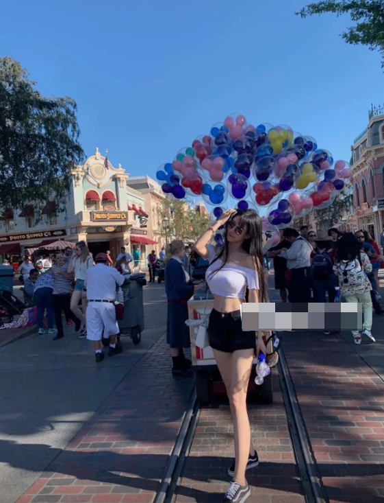 奶白鹿神觅圈作品资源，都市夜幕下的优雅穿搭