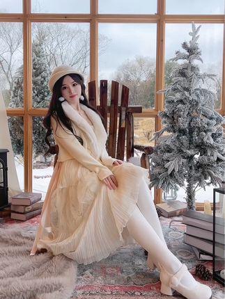 抖音小萌子微密圈作品绝美泳装穿搭，游泳视频引爆网络