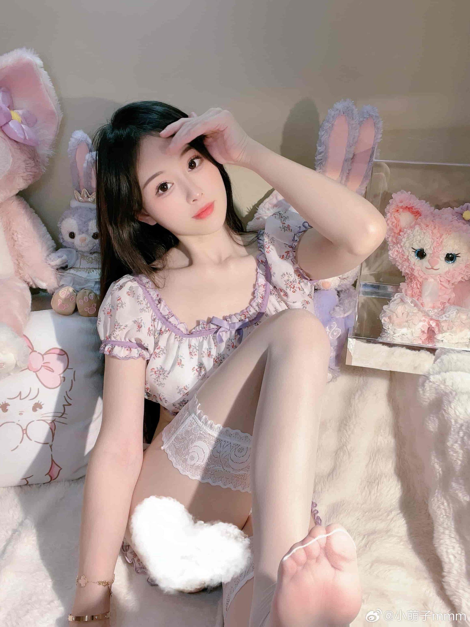 抖音小萌子微密圈展现苗条身材，富胶原蛋白肌肤的惊艳游泳视频作品