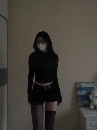 emo的木青微密圈/觅圈作品资源，在湖畔拍摄清新自然的服装造型