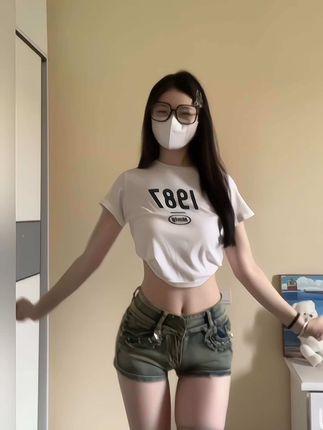 emo的木青微密圈/觅圈作品资源，在湖畔拍摄清新自然的服装造型