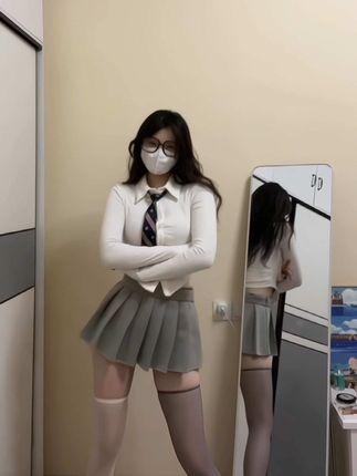 emo的木青微密圈/觅圈作品资源，在湖畔拍摄清新自然的服装造型