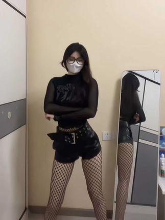 emo的木青微密圈/觅圈作品资源，在湖畔拍摄清新自然的服装造型