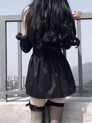 抖音时尚达人雪嘤公主微圈作品征服粉丝，穿搭风格独特