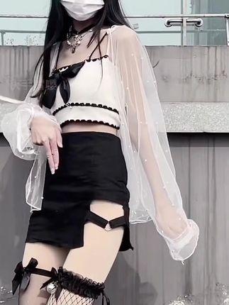 抖音时尚达人雪嘤公主微圈作品征服粉丝，穿搭风格独特