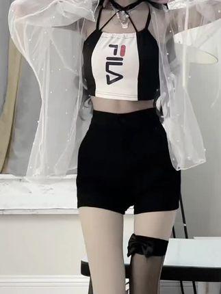 抖音时尚达人雪嘤公主微圈作品征服粉丝，穿搭风格独特