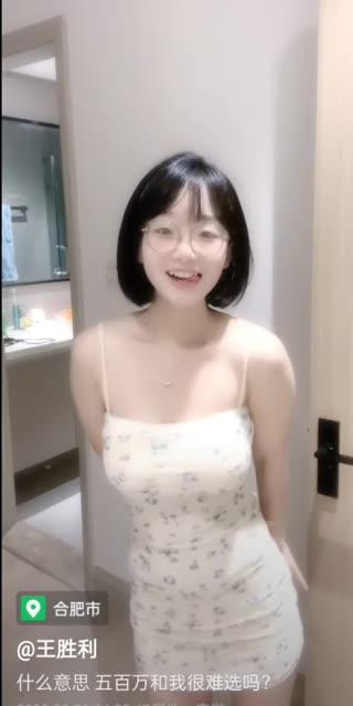 王胜利密友圈探秘她的私密交友圈