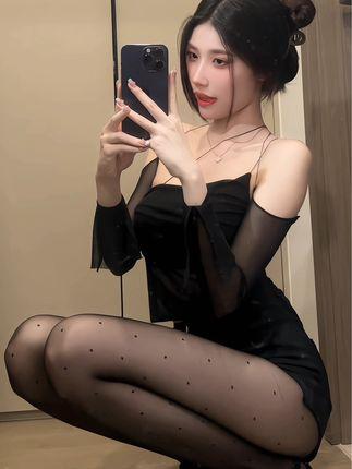 微密圈御姐美了个滢红色套装！性感作品解析