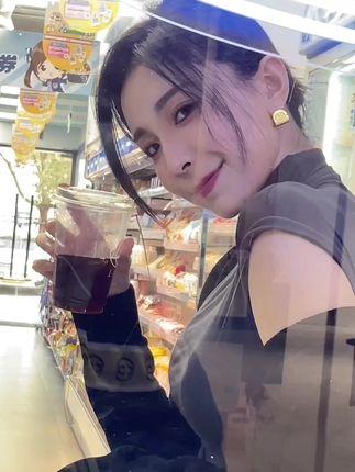 李嘉欣97微博男友疑曝光,粉丝热议她的情感生活 李嘉欣97微博男友疑曝光,粉丝热议她的情感生活