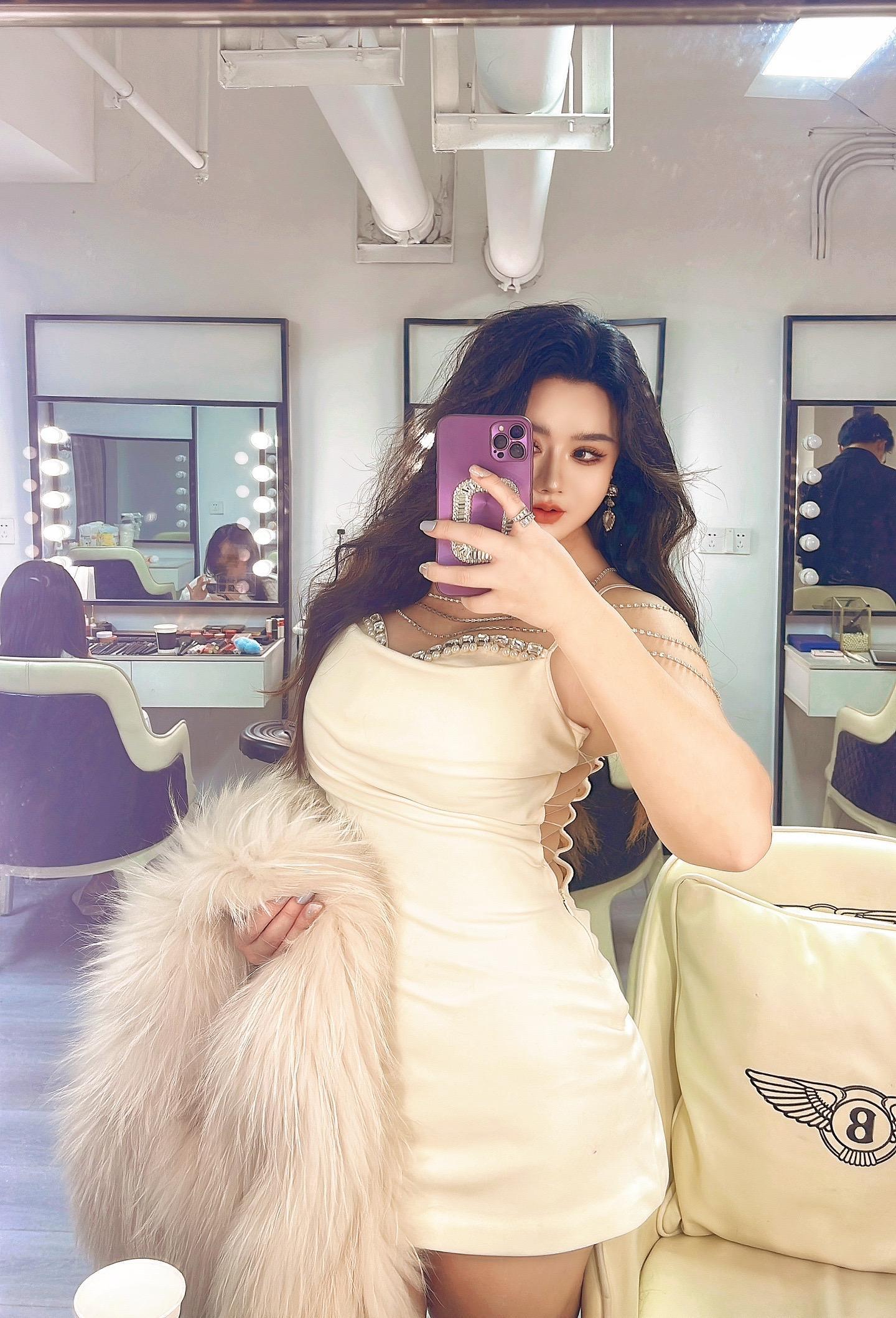 抖音女神水蜜桃米米微密圈作品图集，身材颜值双优让宅男心动无法抗拒