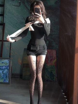 白日做梦微密圈作品资源揭秘独特穿搭风格，性感时尚引爆粉丝狂热