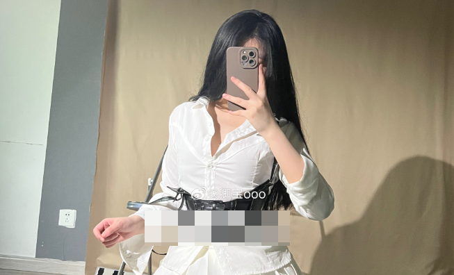 抖音网红博主卿宝微密圈独家资源–颜值穿搭让人过目不忘