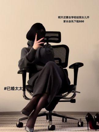 保守的二舅妈微密圈照片真实，展现女性魅力和品位