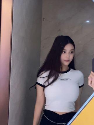 抖音奶雯微密圈作品资源《小秀一下》展示完美身材与时尚品味