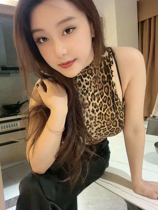 抖音奶雯微密圈作品资源《小秀一下》展示完美身材与时尚品味