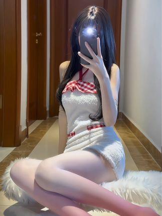 猫梨梨的穿搭风格解析，她的照片展示了什么时尚风格？