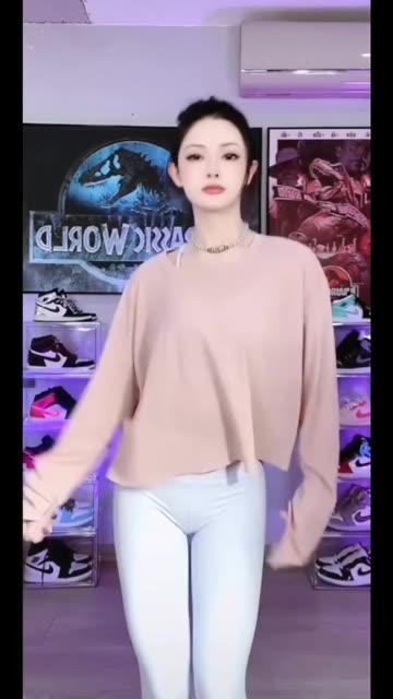 解析一只霸王兽全程腿抖摔倒视频的梗与意义 解析一只霸王兽全程腿抖摔倒视频的梗与意义