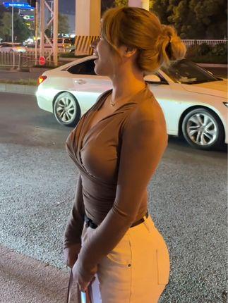 月球造梦家网络热点解析，她的瓜让粉丝热议不已