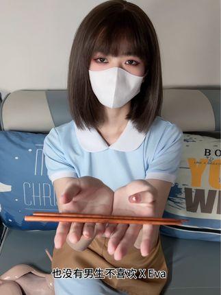 抖音博主白龙猫女微密圈作品发布红底极光造型，不失优雅