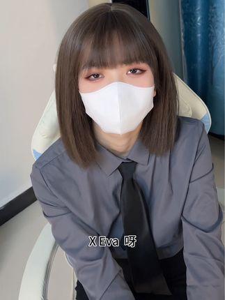 抖音博主白龙猫女微密圈作品发布红底极光造型，不失优雅