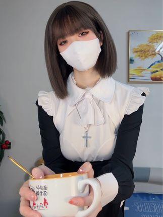 抖音博主白龙猫女微密圈作品发布红底极光造型，不失优雅