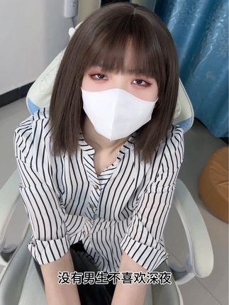 抖音博主白龙猫女微密圈作品发布红底极光造型，不失优雅